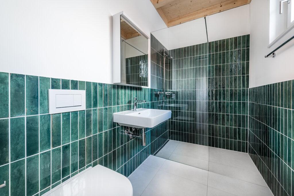 Bad Waschbecken Dusche Badewanne Holz Neubau Mosaik grün