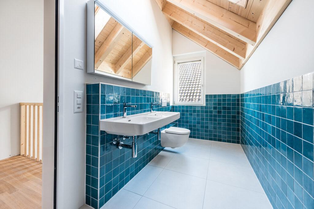 Bad Waschbecken Dusche Badewanne Holz Neubau Mosaik blau