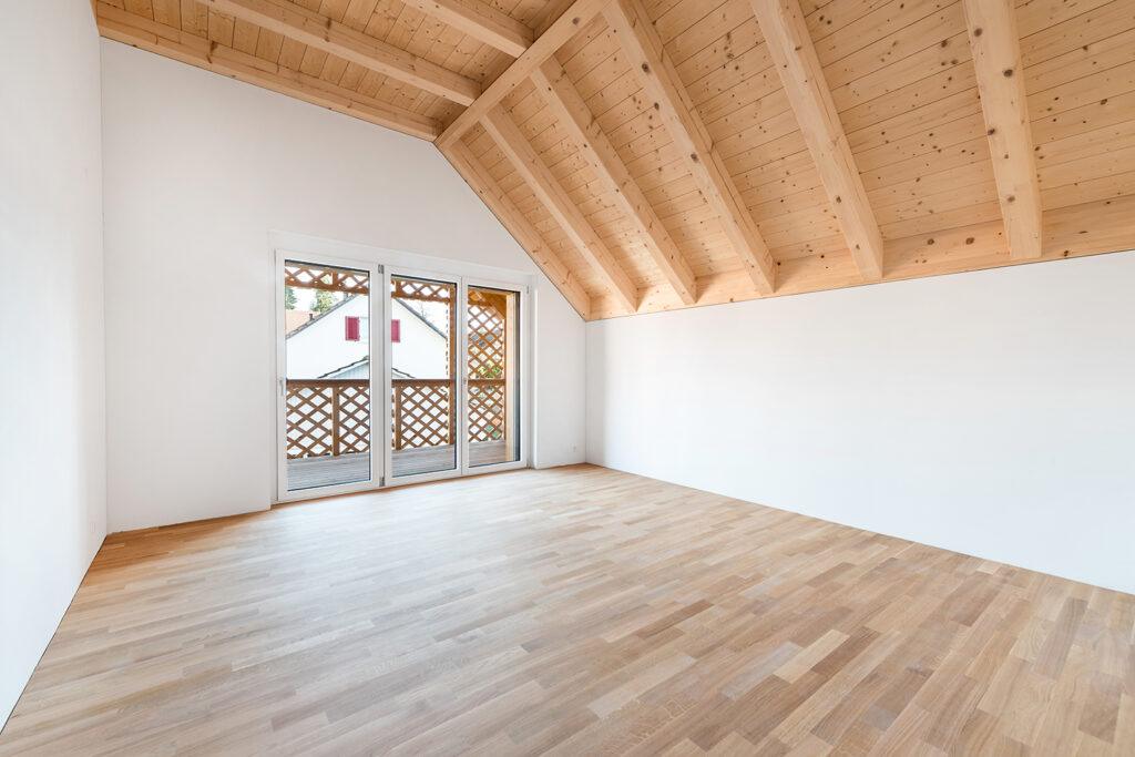 Schlafzimmer Fenster Holz Dach Parkett weiss Balkon